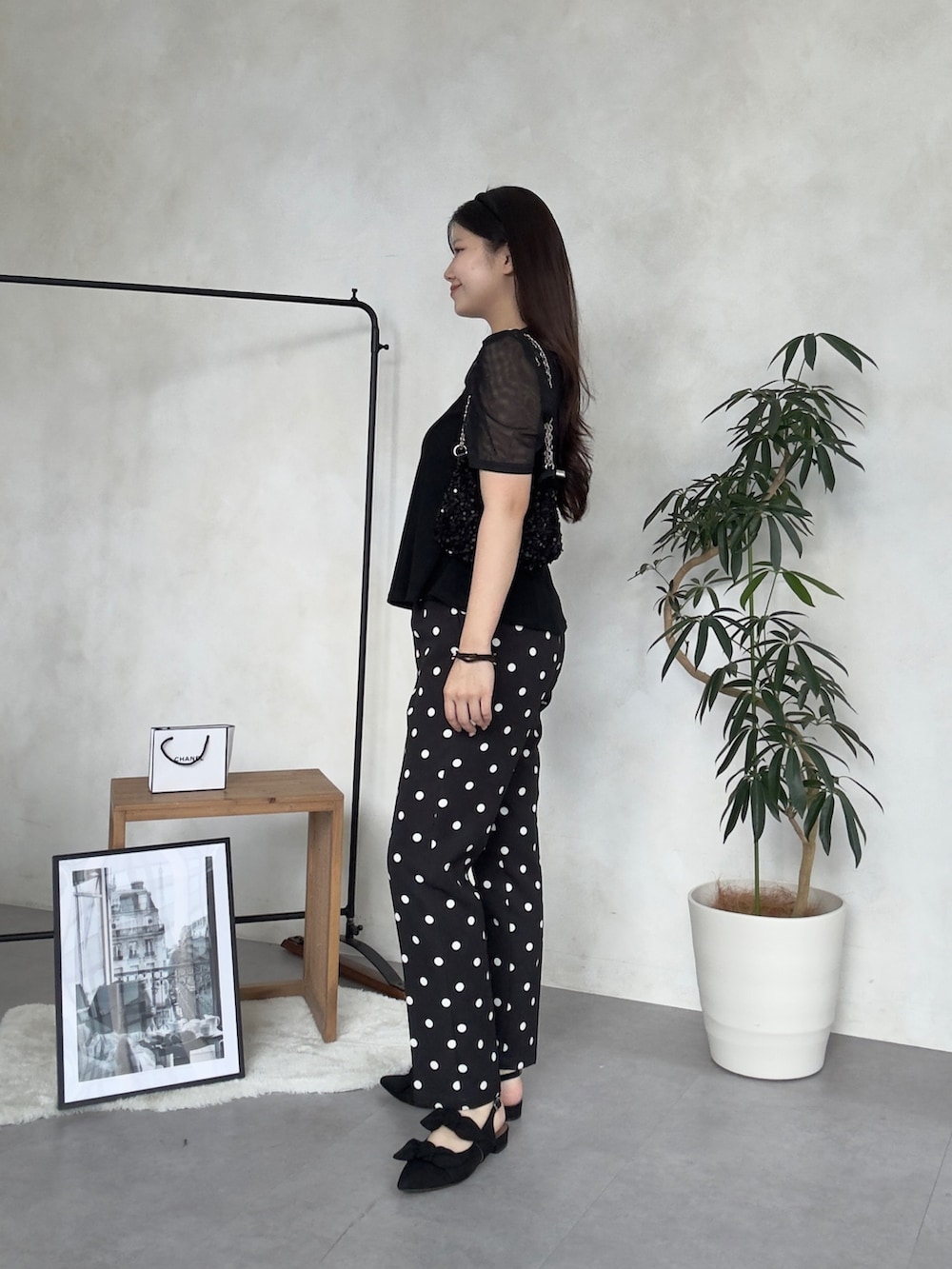 ブラック系のその他パンツ、ブラック系のパンプス、ブラック系のTシャツ/カットソーを着用したレディースの夏コーディネートの2枚目の写真
