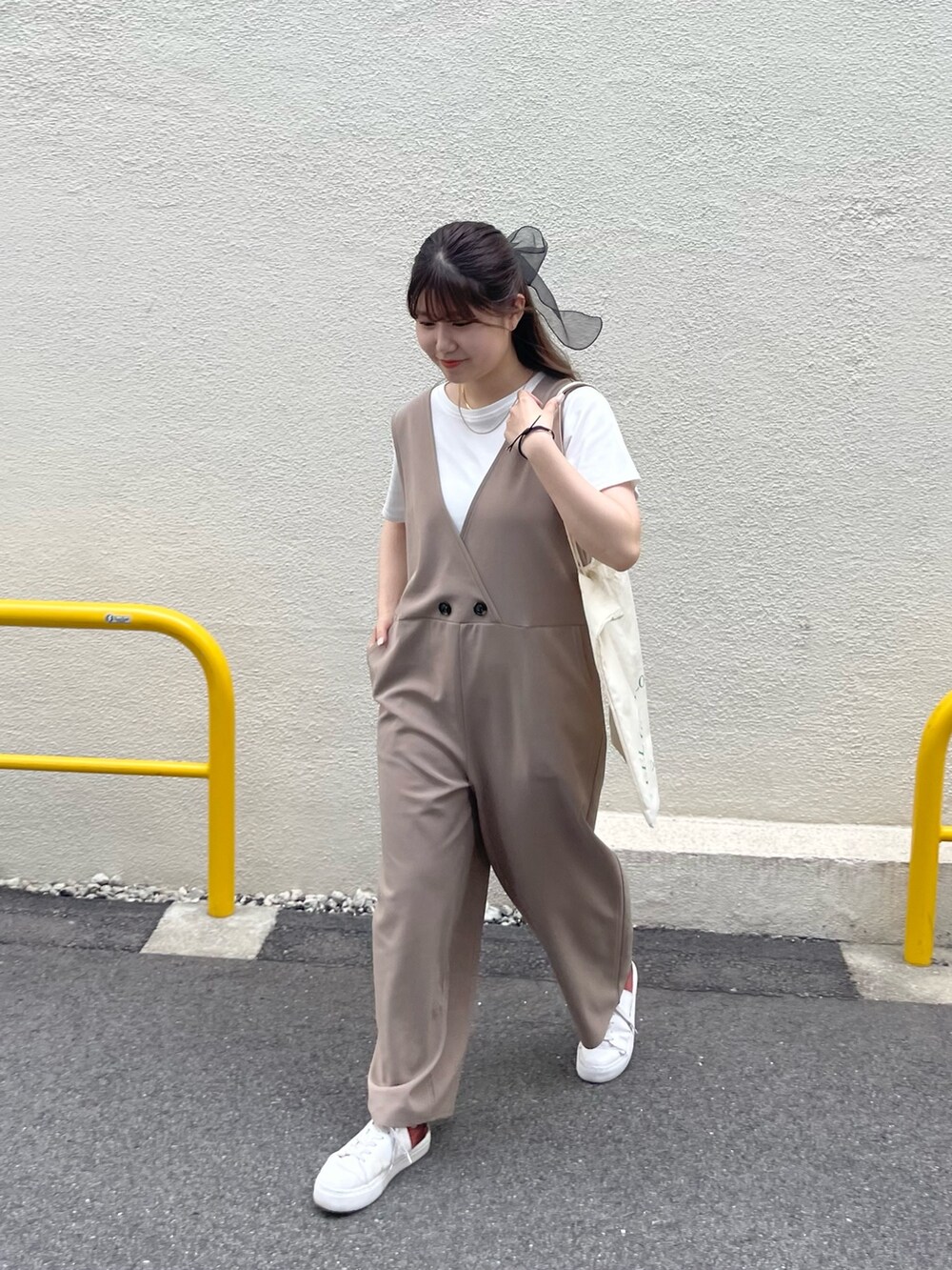 「淡色コーデ、休日スタイル、スニーカー、お出かけコーデ日記、春夏コーデ、初夏コーデ、プチプラ、プチプラコーデ、リボン、オールインワン、Tシャツ、Tシャツコーデ、夏だ！Tシャツ着よう！」｜「prose verseの〈サージカルステンレス〉3mmスネークチェーンネックレス（ネックレス、ゴールド系）」を使った、MIOさん（レディース・158cm）の春コーディネートの2枚目の写真
