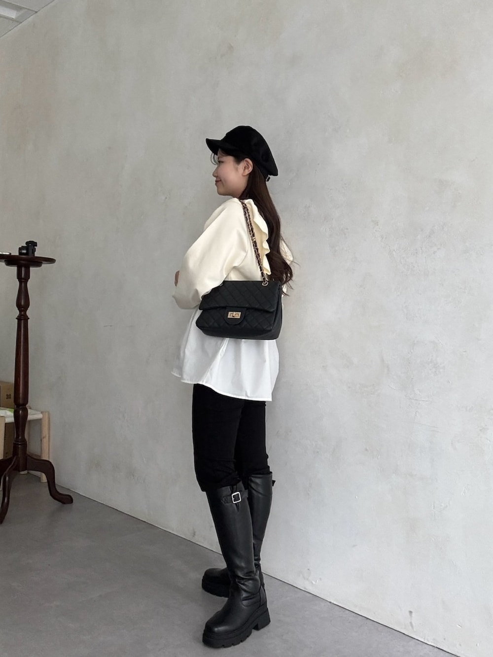 ブラック系のその他パンツ、ブラック系のブーツ、ホワイト系のスウェットを着用したレディースの秋コーディネートの2枚目の写真