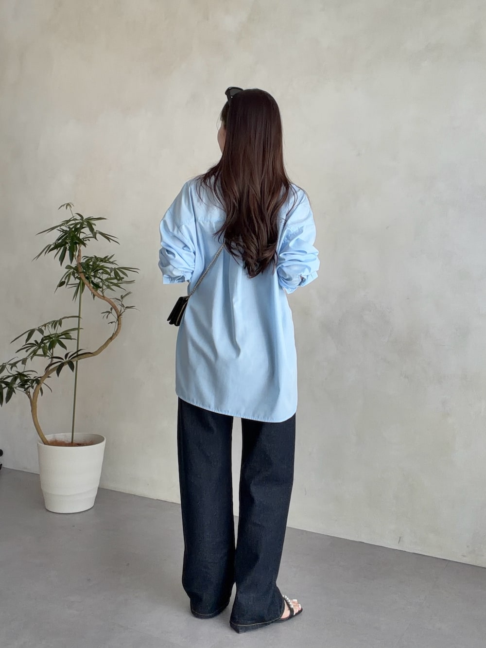 ブラック系のサンダル、ブルー系のシャツ/ブラウスを着用したレディースの春コーディネートの3枚目の写真