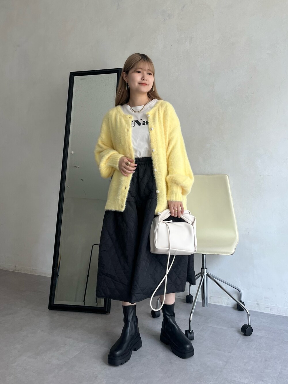 「お出かけコーデ、シャギーニット、カーディガン、カーディガンコーデ、フレアスカート、スカート、ロゴT、サイドゴアブーツ、トラックソール、ブーツ、プチプラ、プチプラコーデ、秋コーデ、秋服コーデ」｜「prose verseの〈サージカルステンレス〉3mmスネークチェーンネックレス（ネックレス、ゴールド系）」を使った、MIOさん（レディース・158cm）の夏コーディネートの3枚目の写真