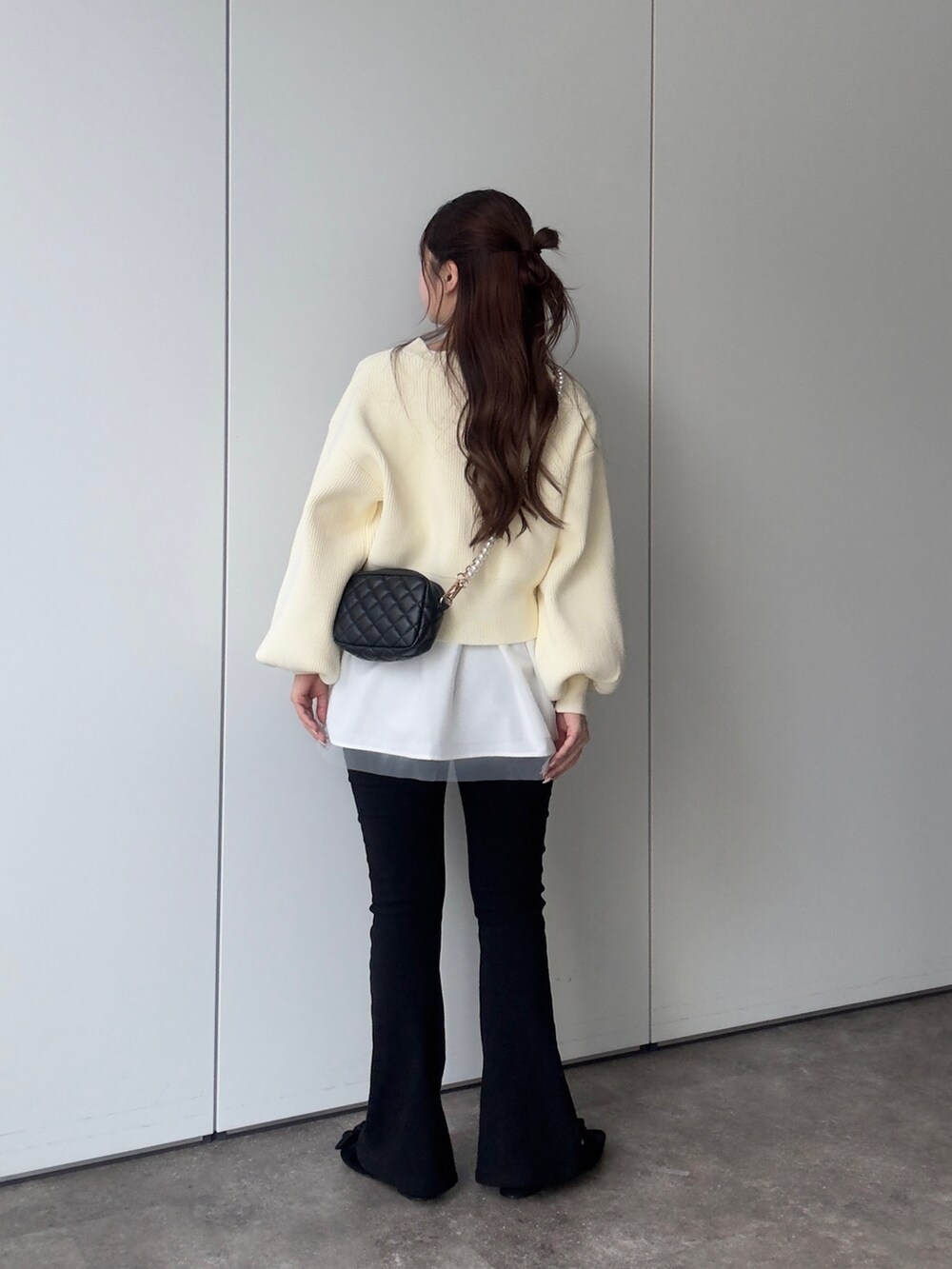 ブラック系のショルダーバッグ、ブラック系のその他パンツ、ブラック系のパンプスを着用したレディースの冬コーディネートの3枚目の写真