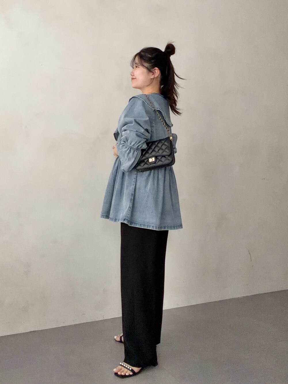 ブラック系のトートバッグ、ブルー系のシャツ/ブラウス、ブラック系のその他パンツを着用したレディースの春コーディネートの2枚目の写真