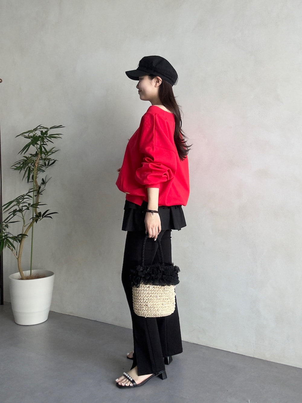 ブラック系のその他パンツ、ブラック系のスカート、ブラック系のサンダルを着用したレディースの春コーディネートの2枚目の写真