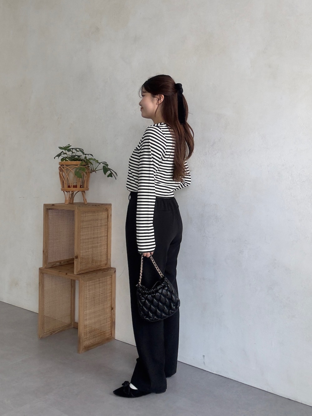 ブラック系のその他パンツ、ブラック系のTシャツ/カットソーを着用したレディースの夏コーディネートの2枚目の写真