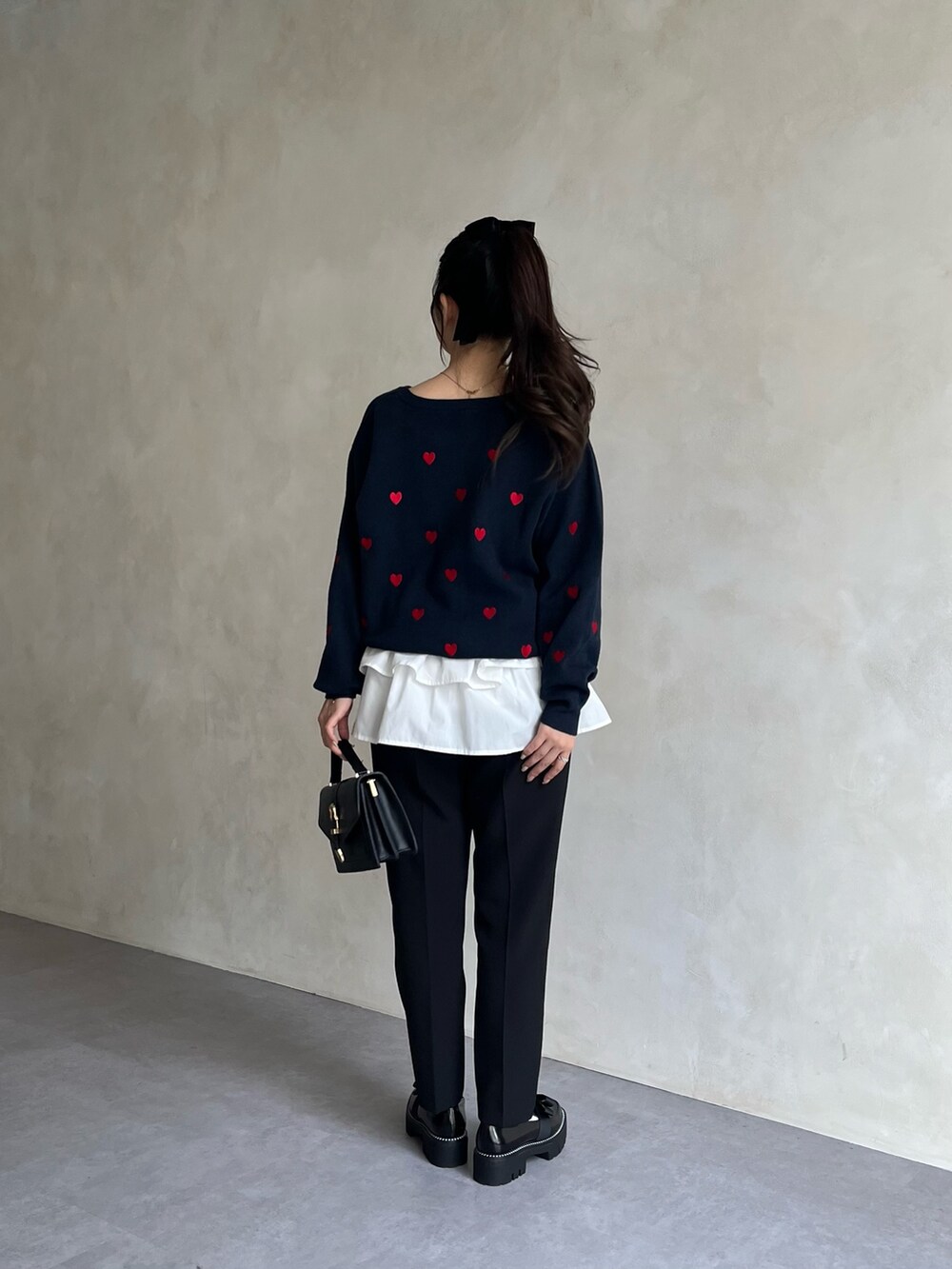 ホワイト系のスカート、ブラック系のその他パンツ、ブラック系のローファーを着用したレディースの秋コーディネートの3枚目の写真