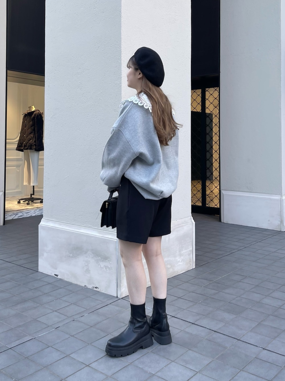 ブラック系のその他パンツ、ブラック系のブーツ、グレー系のスウェットを着用したレディースの秋コーディネートの2枚目の写真