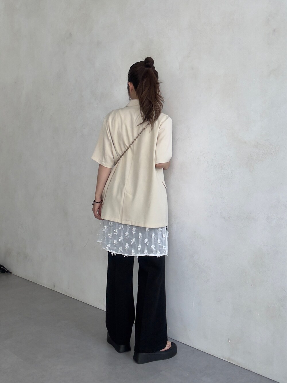 ベージュ系のテーラードジャケット、ブラック系のその他パンツ、ブラック系のサンダルを着用したレディースの夏コーディネートの3枚目の写真