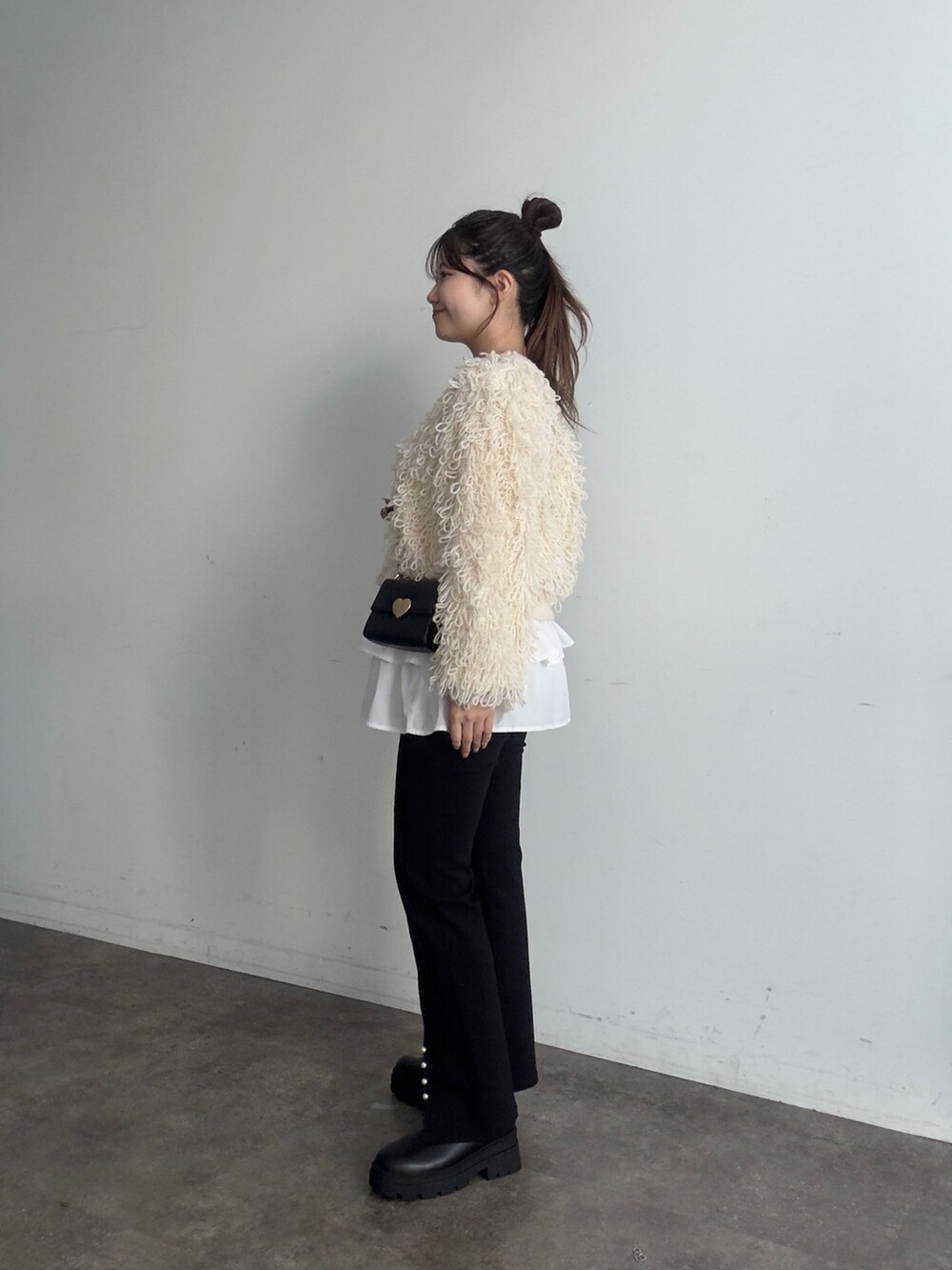 ホワイト系のカーディガン/ボレロ、ホワイト系のスカート、ブラック系のその他パンツを着用したレディースの夏コーディネートの2枚目の写真