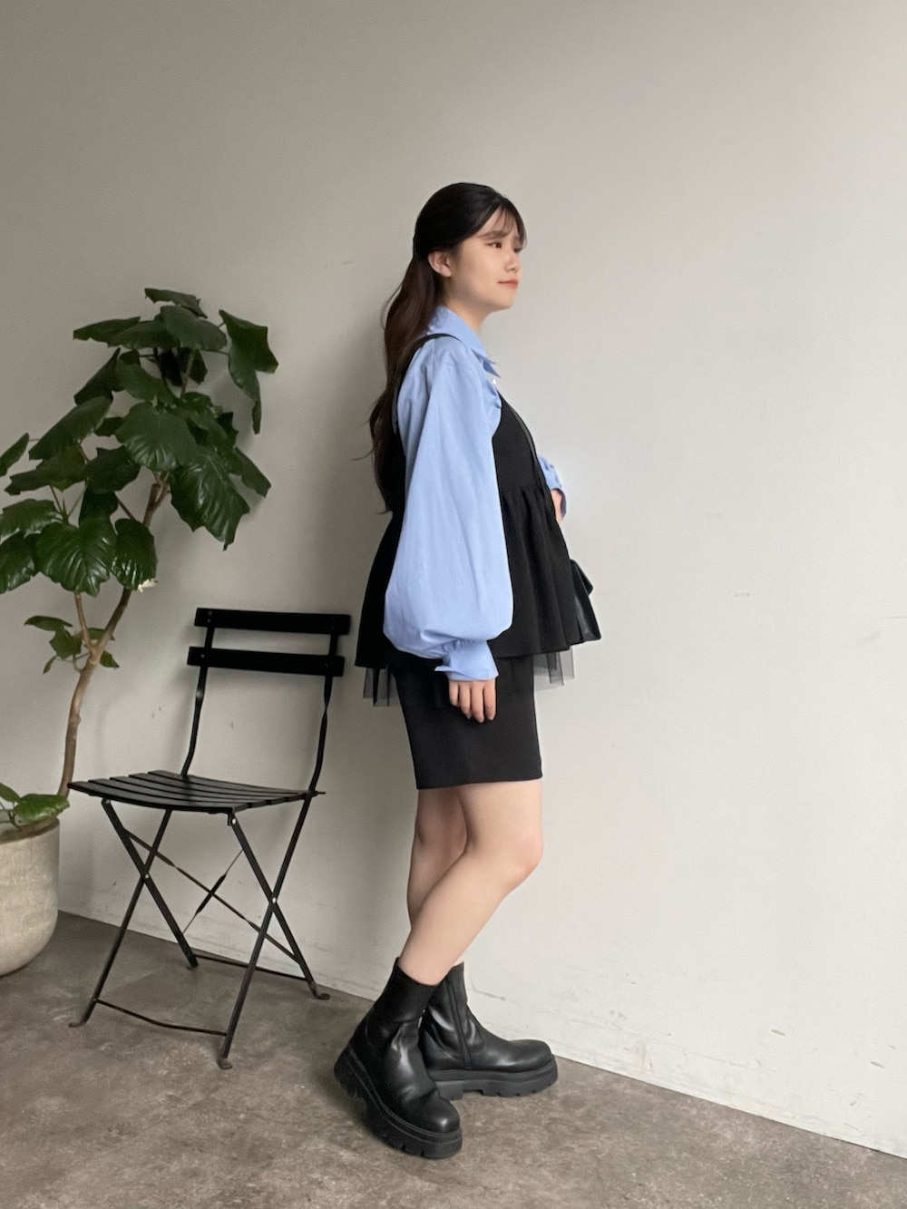 ブルー系のシャツ/ブラウス、ブラック系のキャミソール、ブラック系のその他パンツを着用したレディースの春コーディネートの2枚目の写真