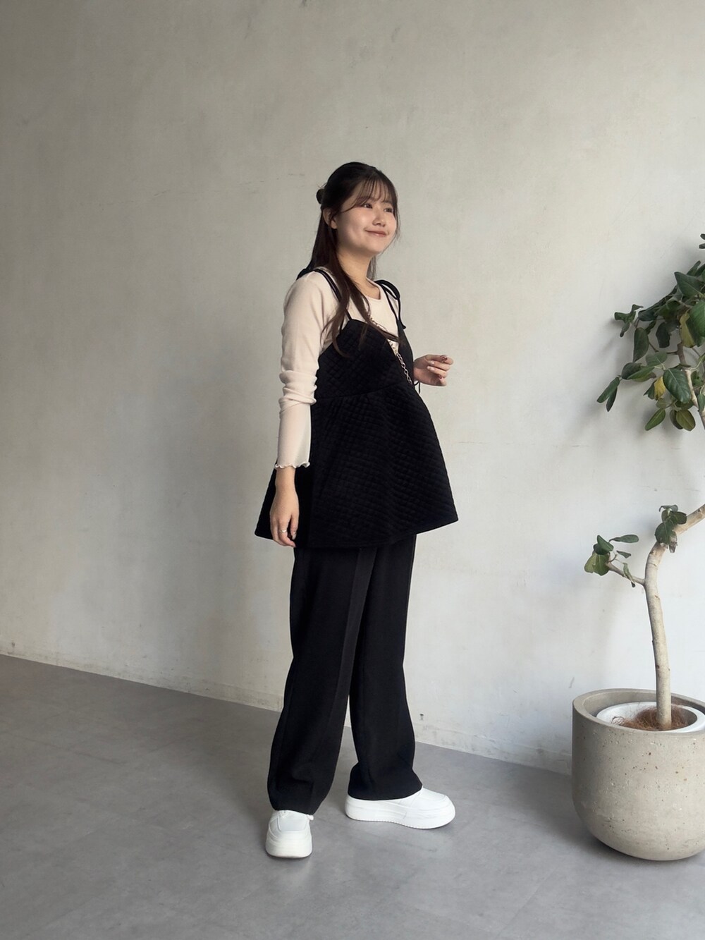 ホワイト系のTシャツ/カットソー、ブラック系のキャミソール、ブラック系のその他パンツを着用したレディースの冬コーディネートの2枚目の写真