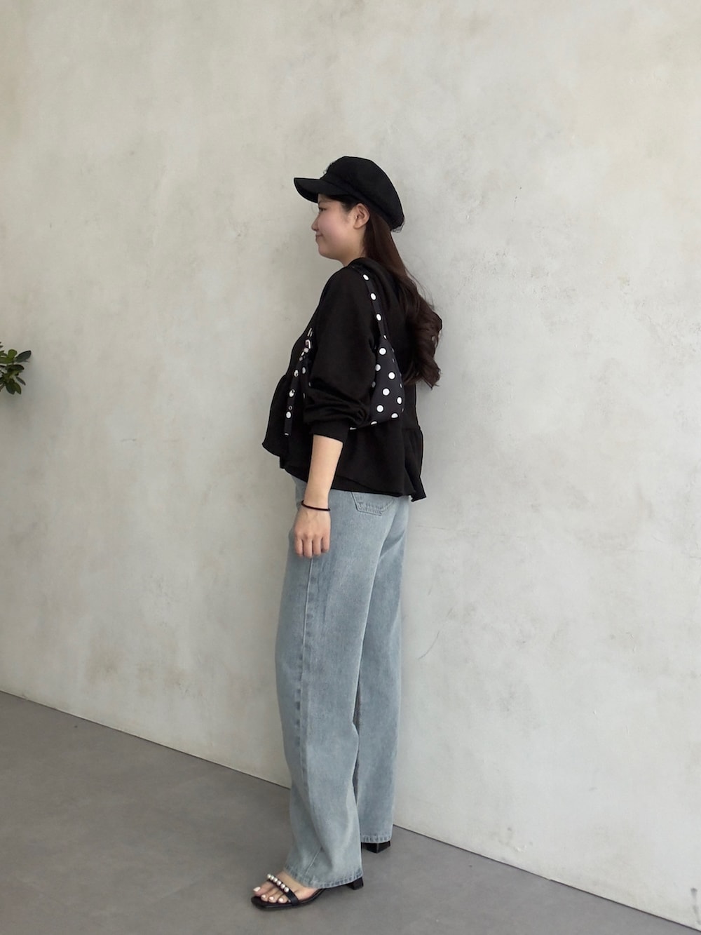 ブラック系のパーカー、ブラック系のサンダルを着用したレディースの冬コーディネートの2枚目の写真