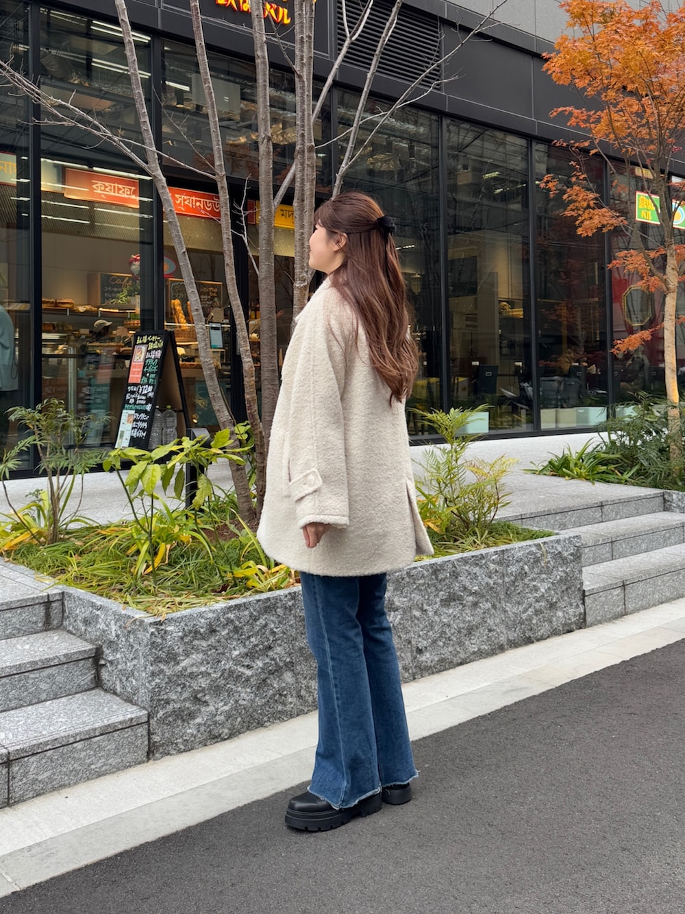 ホワイト系のその他アウター、ブルー系のデニムパンツを着用したレディースの冬コーディネートの3枚目の写真