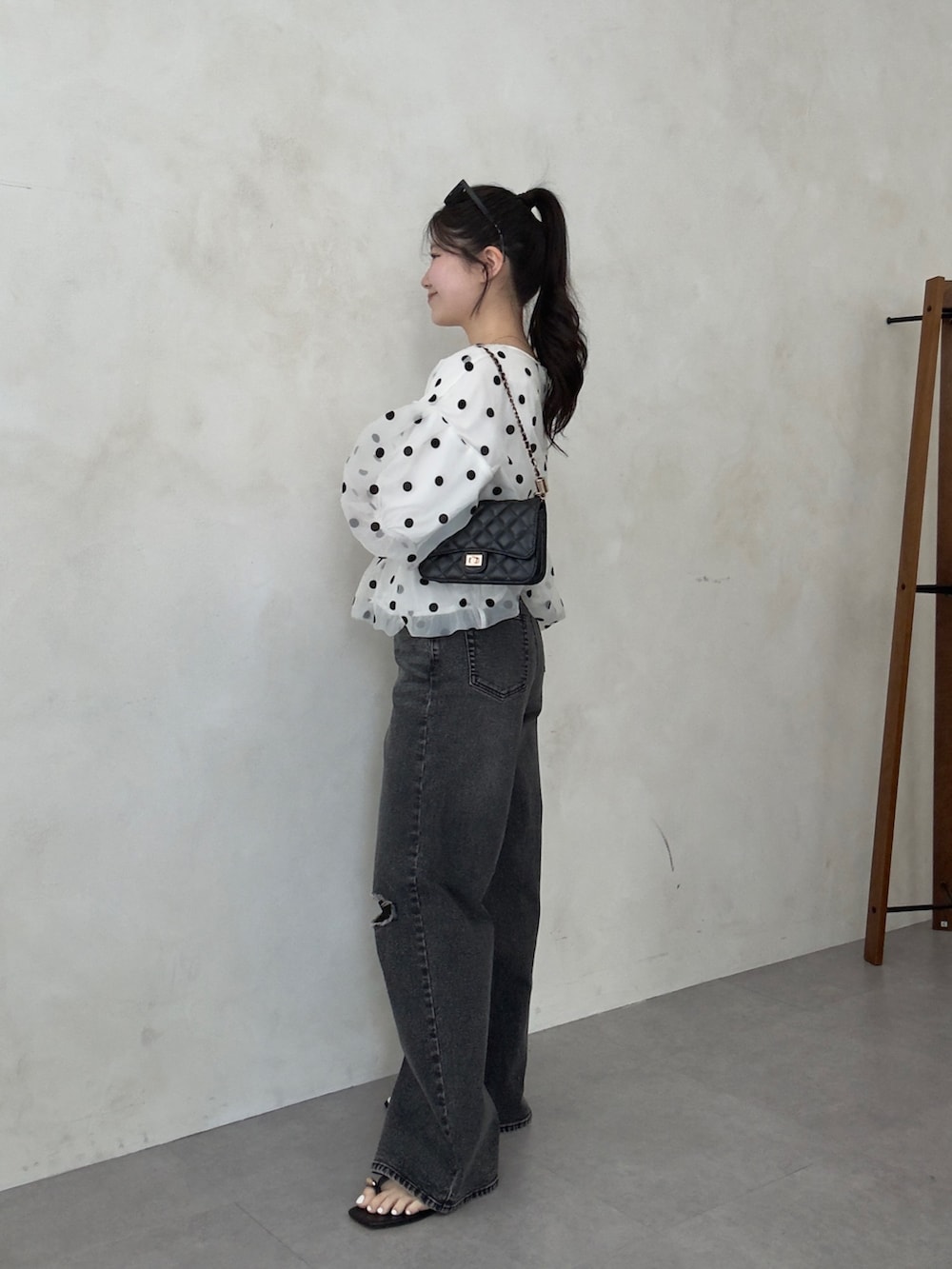 ブラック系のトートバッグ、ホワイト系のシャツ/ブラウス、ブラック系のサンダルを着用したレディースの春コーディネートの2枚目の写真