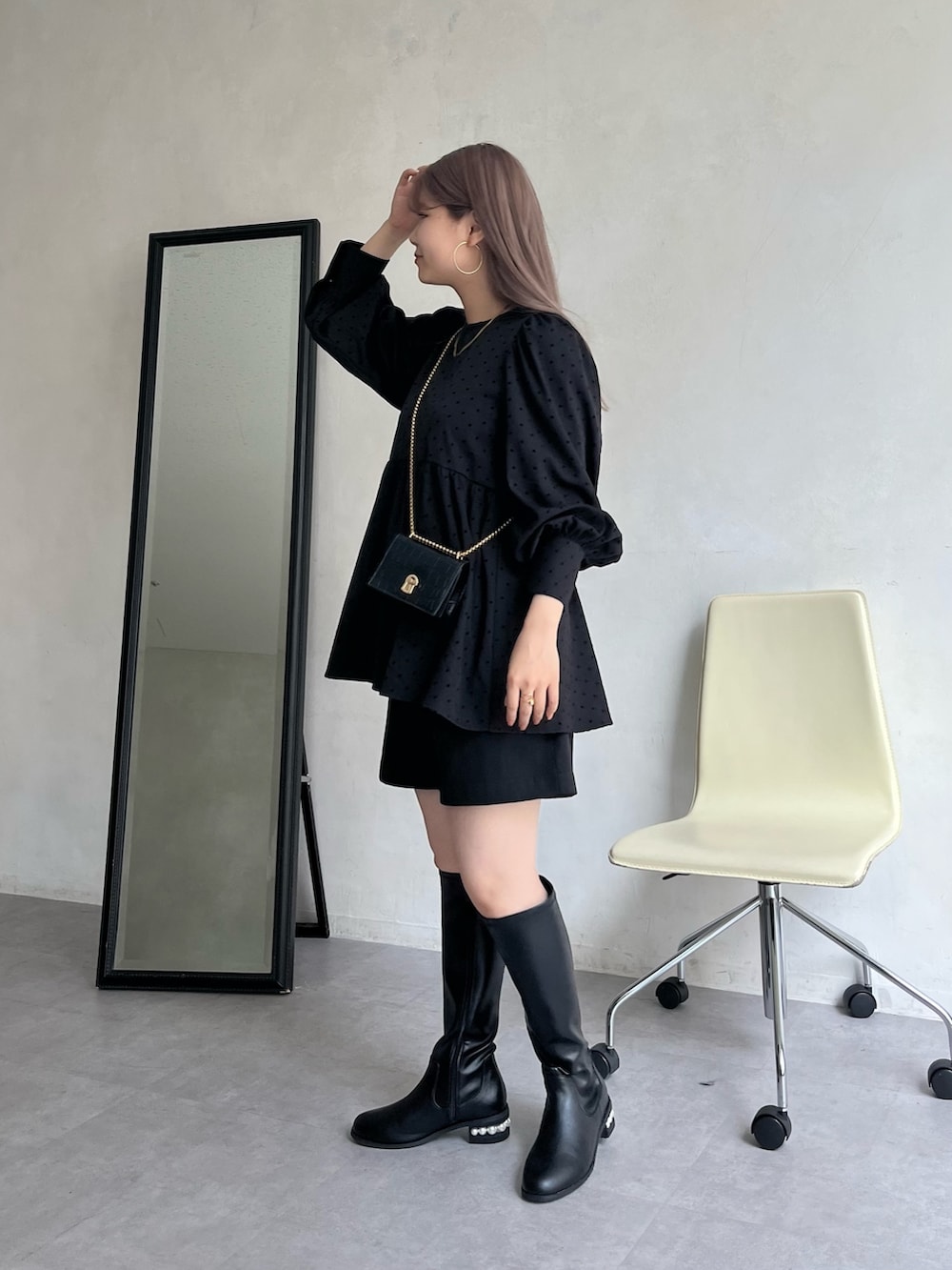 ブラック系のショルダーバッグ、ブラック系のその他パンツ、ブラック系のブーツを着用したレディースの夏コーディネートの2枚目の写真