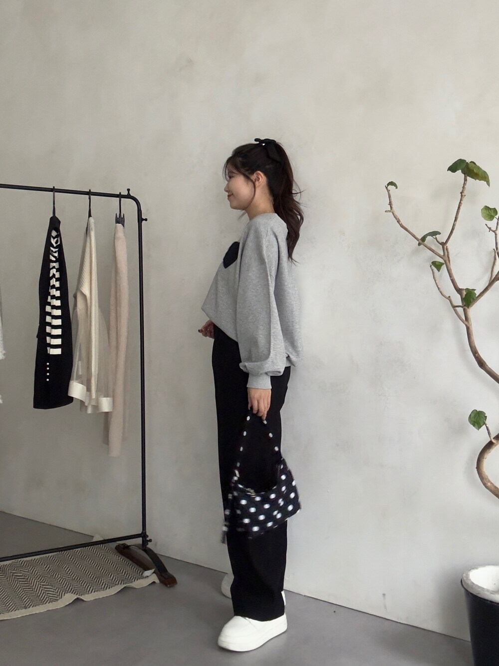 ブラック系のその他パンツ、ブラック系のハンドバッグ、グレー系のTシャツ/カットソーを着用したレディースの秋コーディネートの2枚目の写真