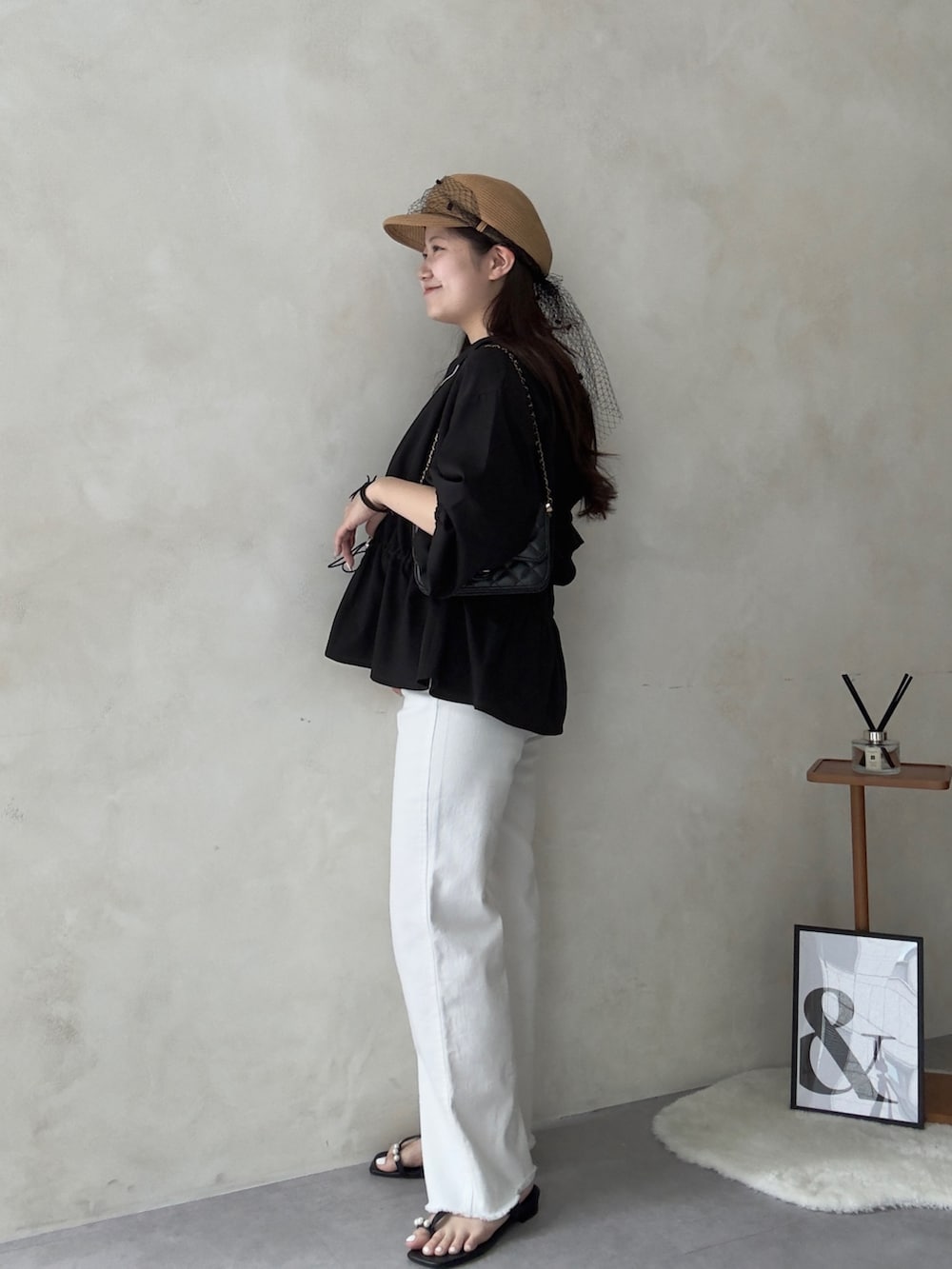 ブラック系のトートバッグ、ホワイト系のその他パンツ、ブラック系のブルゾンを着用したレディースの春コーディネートの2枚目の写真