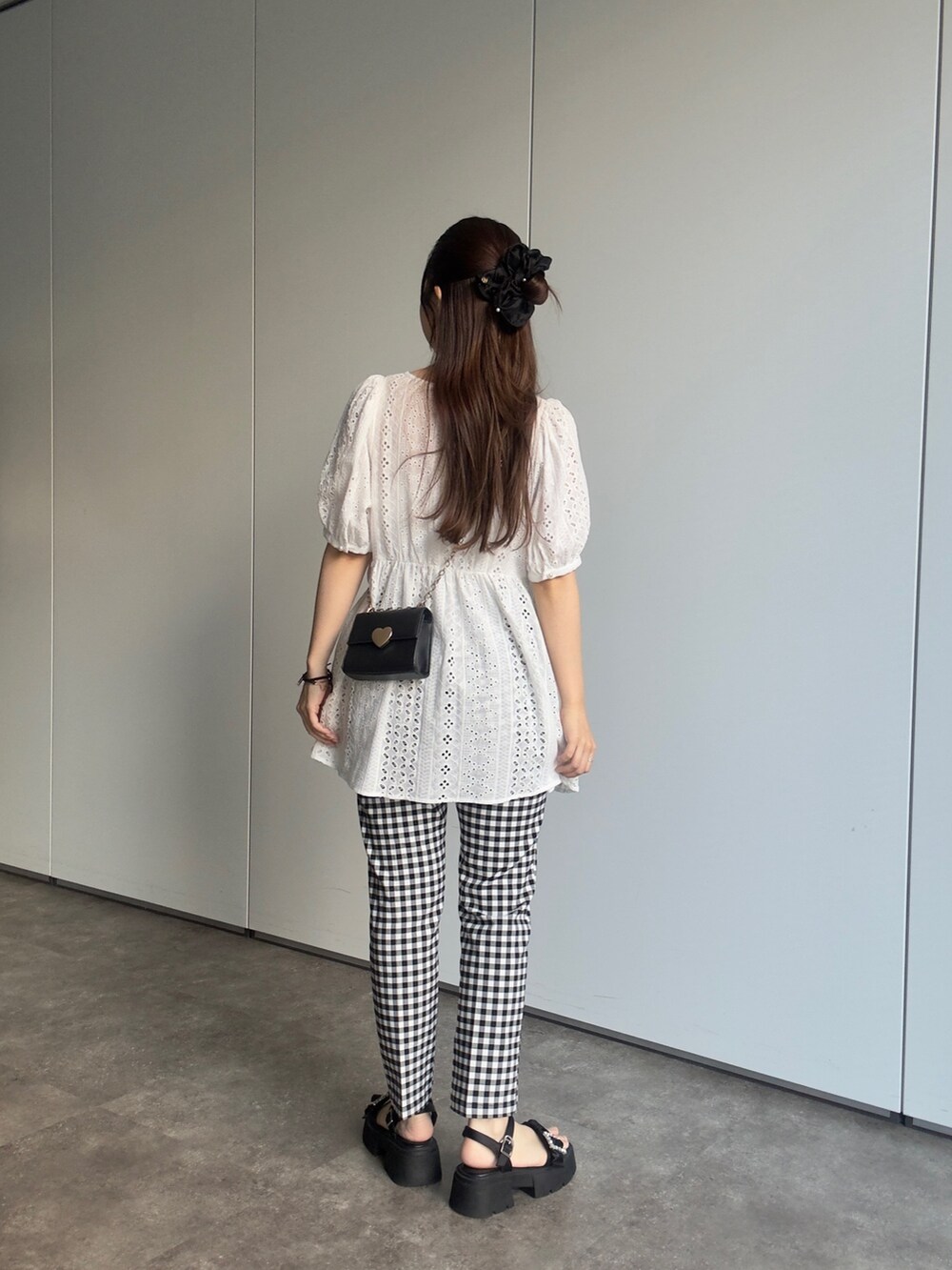 ホワイト系のシャツ/ブラウス、ブラック系のその他パンツ、ブラック系のサンダルを着用したレディースの夏コーディネートの3枚目の写真