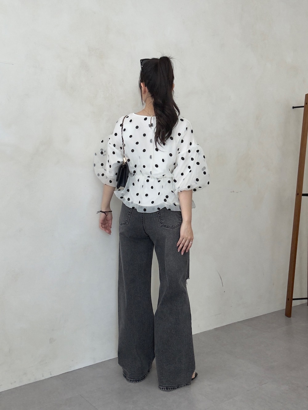 ブラック系のトートバッグ、ホワイト系のシャツ/ブラウス、ブラック系のサンダルを着用したレディースの春コーディネートの3枚目の写真