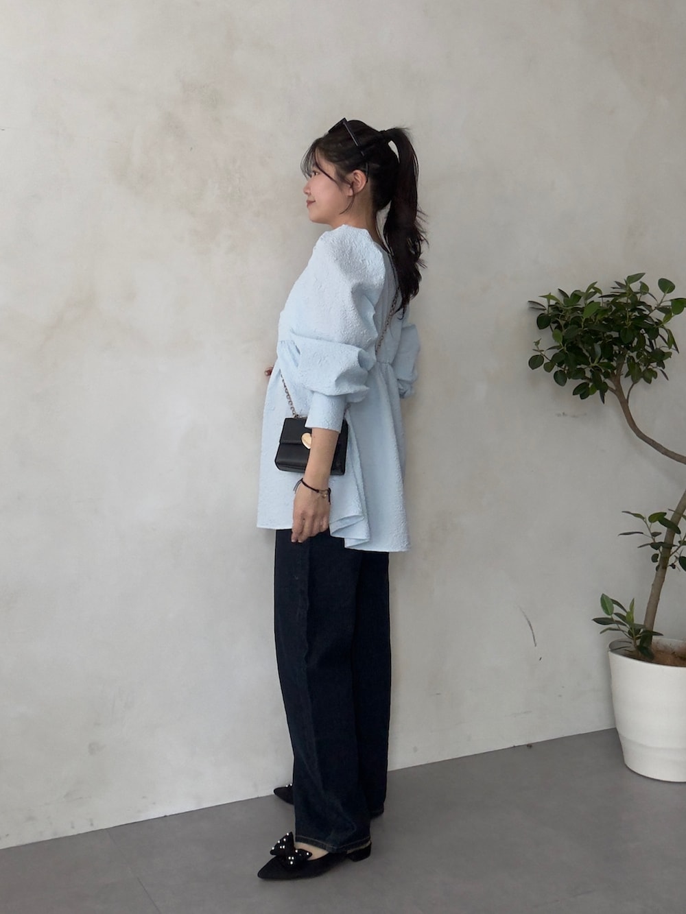 ブルー系のシャツ/ブラウスを着用したレディースの春コーディネートの2枚目の写真