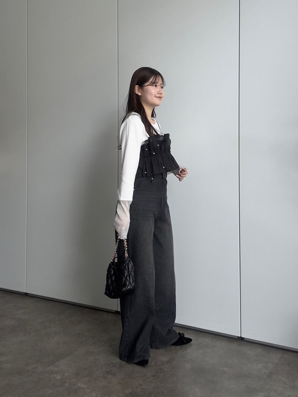 ホワイト系のTシャツ/カットソー、ホワイト系のシャツ/ブラウス、ブラック系のパンプスを着用したレディースの春コーディネートの2枚目の写真