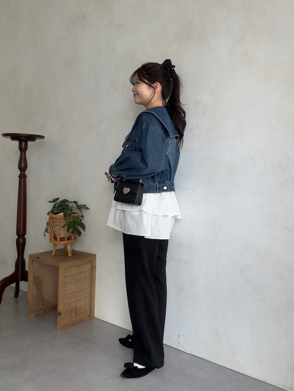 ブルー系のデニムジャケット、ブラック系のその他パンツ、ホワイト系のTシャツ/カットソーを着用したレディースの秋コーディネートの2枚目の写真