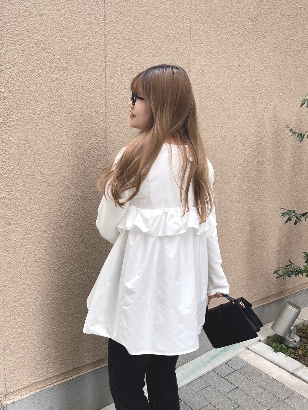 ブラック系のデニムパンツ、ホワイト系のTシャツ/カットソーを着用したレディースの冬コーディネートの3枚目の写真