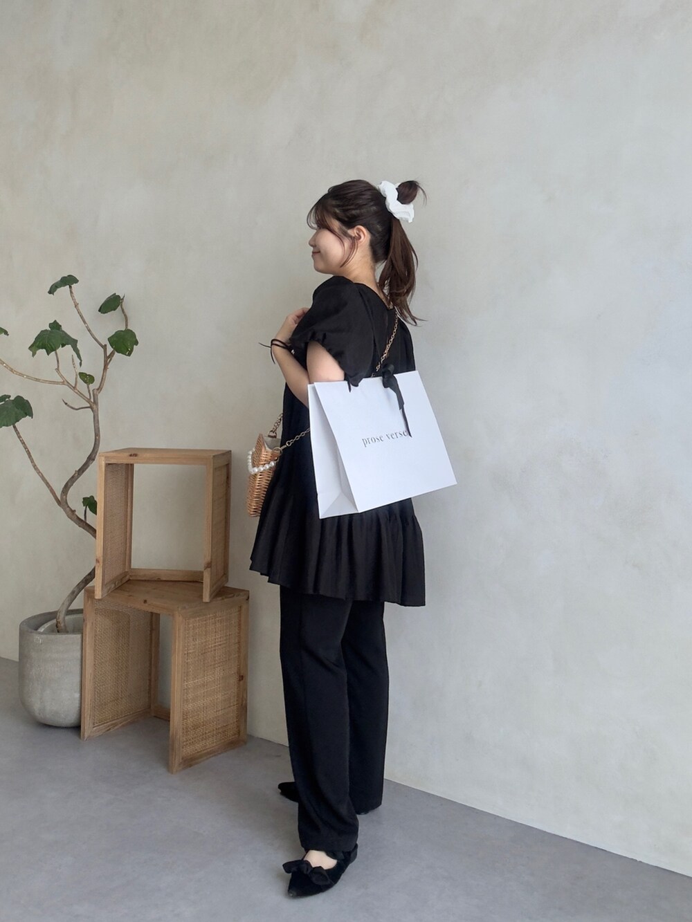 ブラック系のシャツ/ブラウス、ブラック系のその他パンツ、ブラック系のパンプスを着用したレディースの夏コーディネートの2枚目の写真