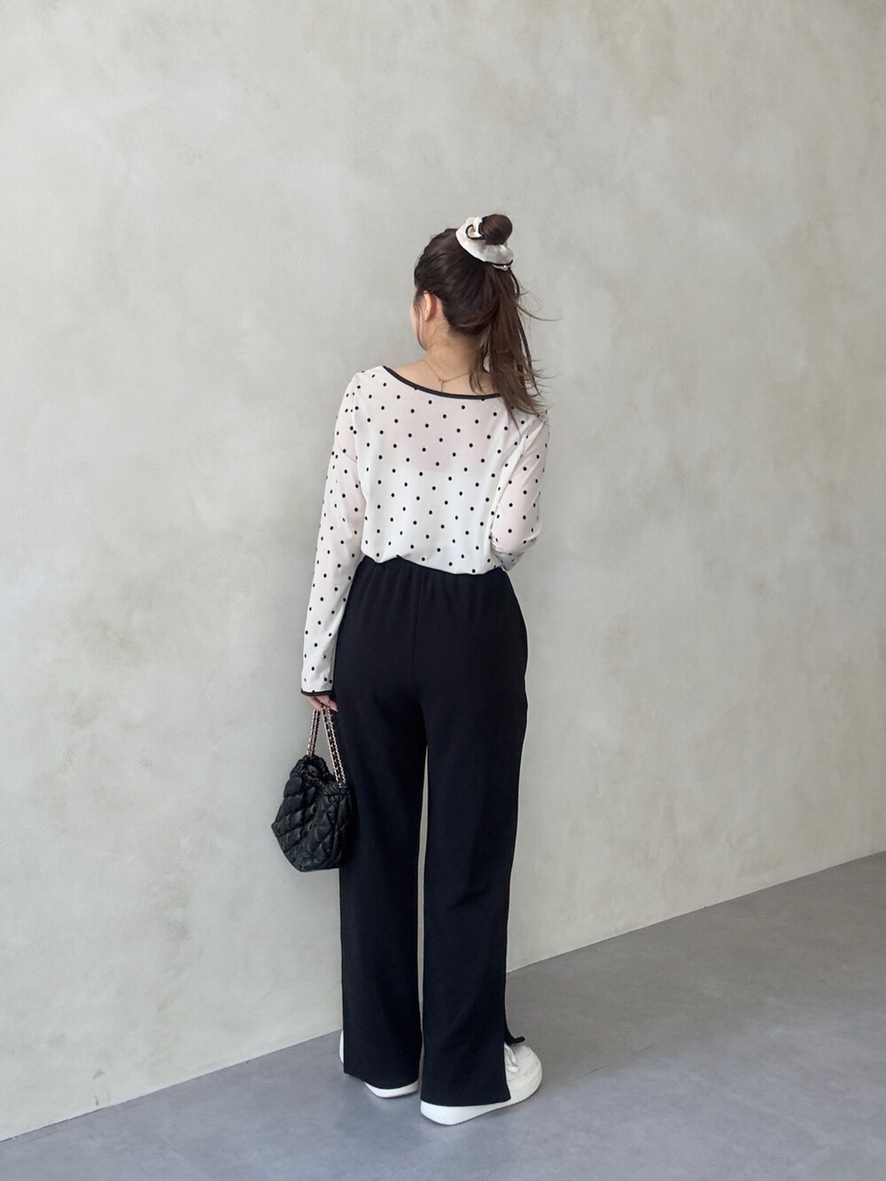 ホワイト系のTシャツ/カットソー、ブラック系のその他パンツを着用したレディースの夏コーディネートの3枚目の写真