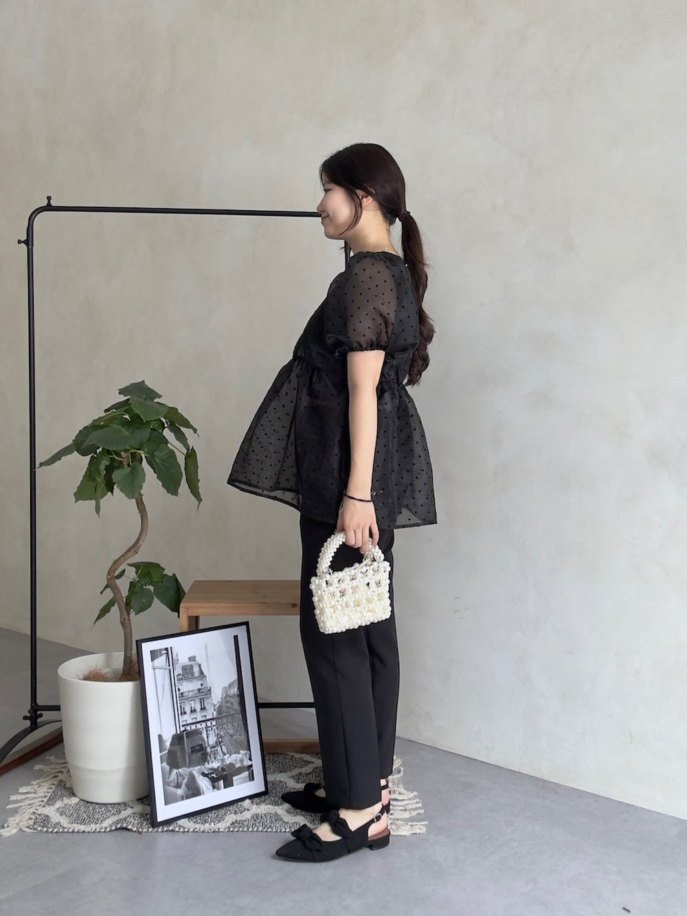 ブラック系のその他パンツ、ブラック系のシャツ/ブラウス、ブラック系のパンプスを着用したレディースの夏コーディネートの2枚目の写真
