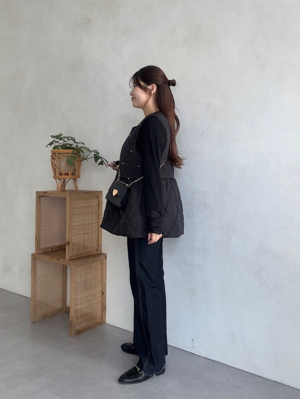 「prose verseの袖シアー切替トップス（Tシャツ/カットソー、ブラック系）」を使った、MIOさん（レディース・158cm）の夏コーディネートの2枚目の写真