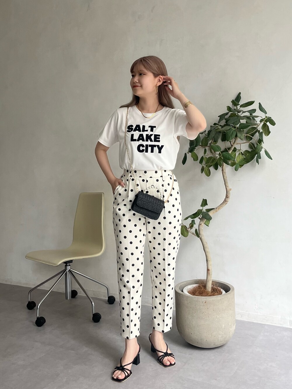 ホワイト系のその他パンツ、ブラック系のショルダーバッグ、ホワイト系のTシャツ/カットソーを着用したレディースの夏コーディネートの2枚目の写真