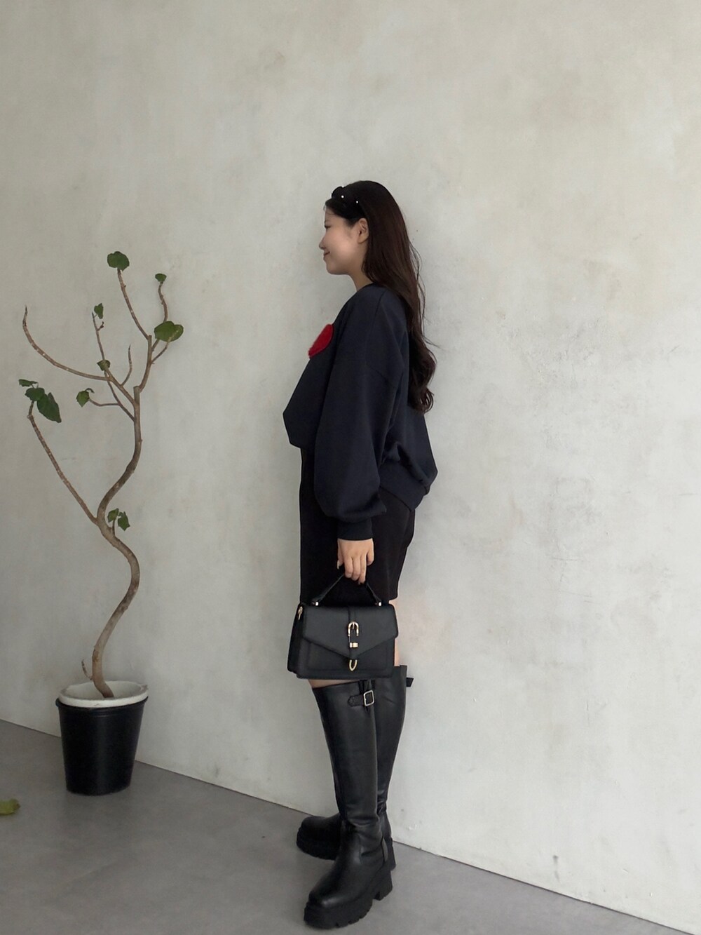 ブラック系のその他パンツ、ブラック系のブーツ、ブルー系のTシャツ/カットソーを着用したレディースの秋コーディネートの2枚目の写真