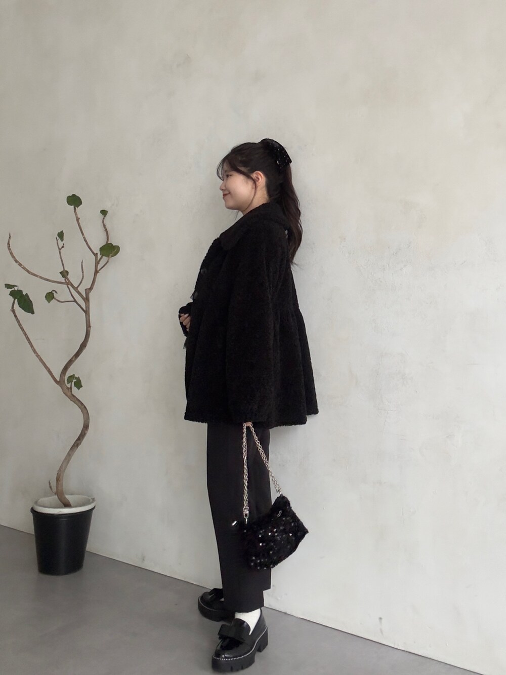 ブラック系のニット/セーター、ブラック系のその他パンツ、ブラック系のローファーを着用したレディースの秋コーディネートの2枚目の写真