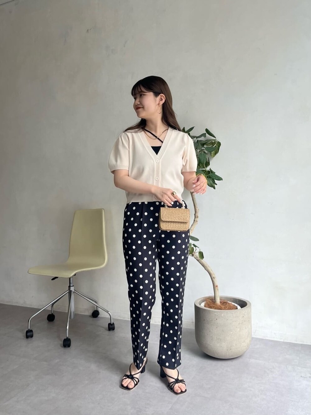 ホワイト系のその他パンツ、ブラック系のショルダーバッグ、ホワイト系のTシャツ/カットソーを着用したレディースの夏コーディネートの4枚目の写真