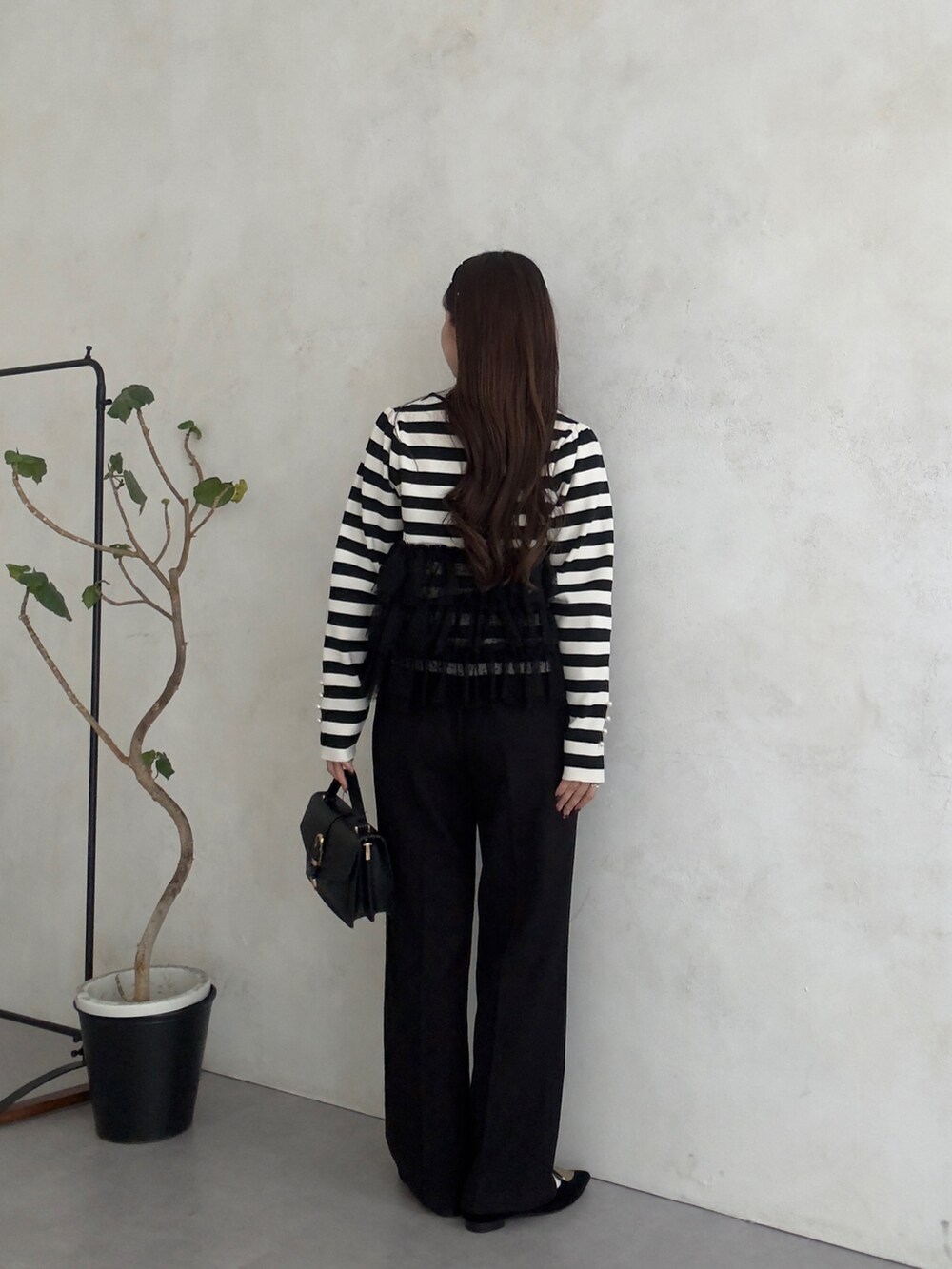 ブラック系のニット/セーター、ブラック系のその他パンツを着用したレディースの秋コーディネートの3枚目の写真