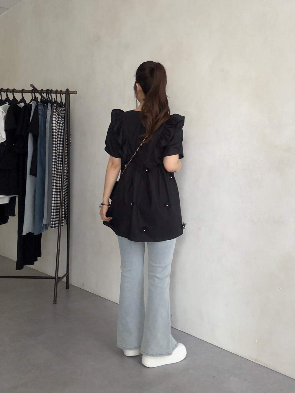 ブルー系のデニムパンツ、ブラック系のシャツ/ブラウスを着用したレディースの夏コーディネートの3枚目の写真