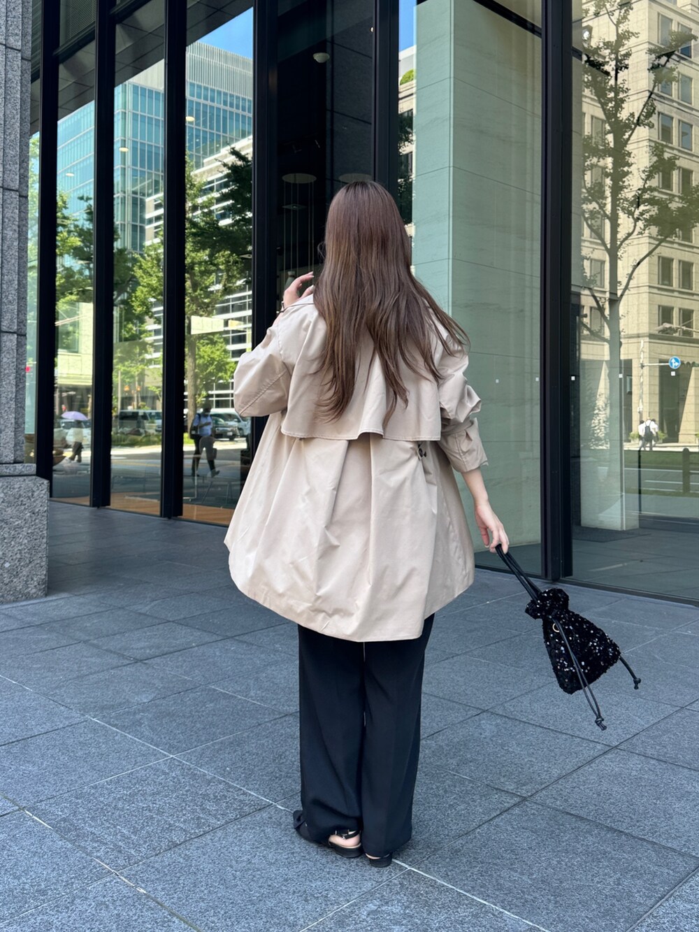 ブラック系のTシャツ/カットソー、ブラック系のショルダーバッグ、ブラック系のその他パンツを着用したレディースの夏コーディネートの2枚目の写真