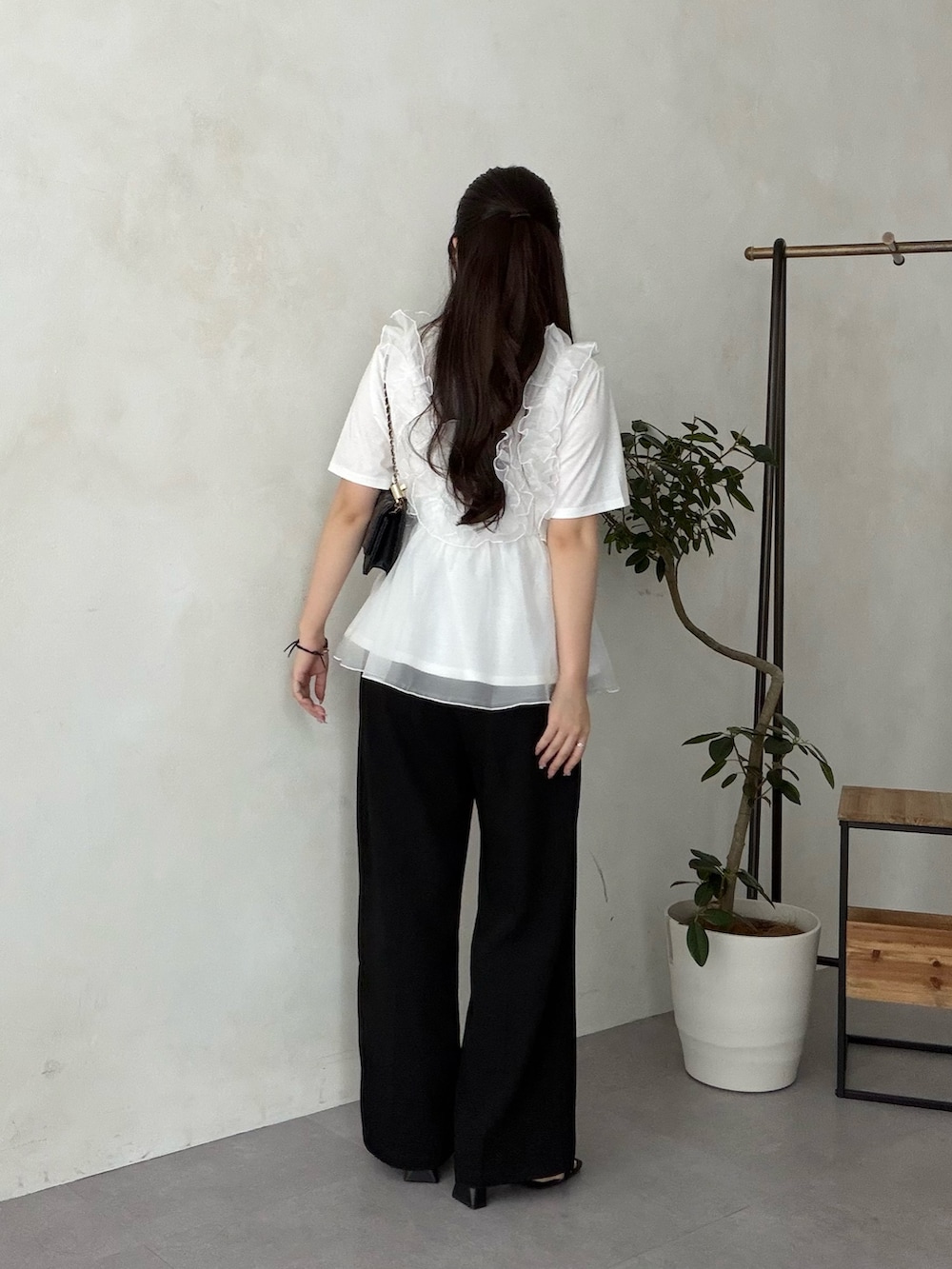 ブラック系のトートバッグ、ブラック系のその他パンツ、ブラック系のサンダルを着用したレディースの夏コーディネートの3枚目の写真