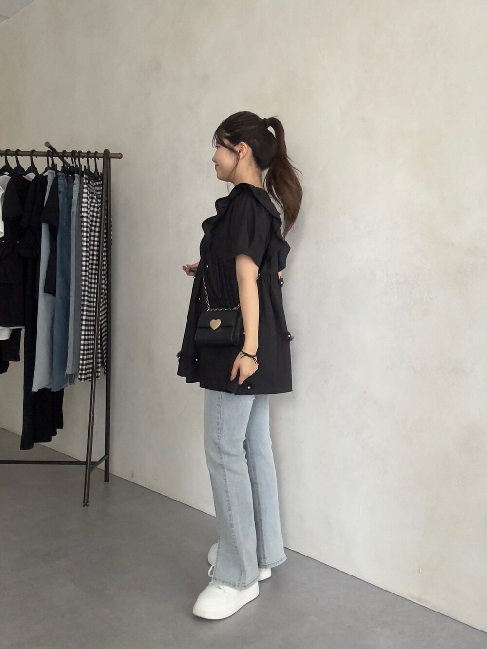 ブルー系のデニムパンツ、ブラック系のシャツ/ブラウスを着用したレディースの夏コーディネートの2枚目の写真