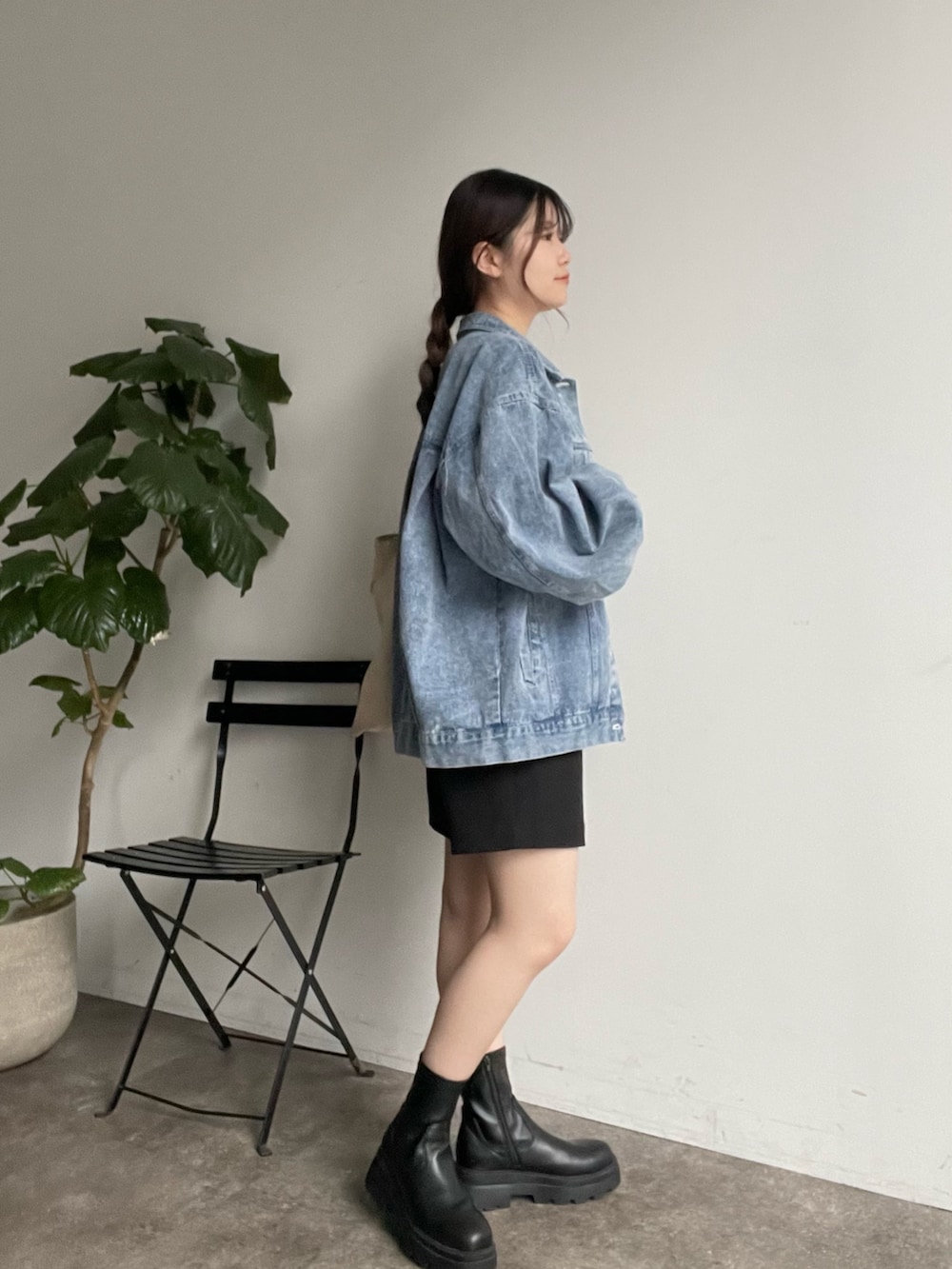 ブルー系のデニムジャケット、ホワイト系のシャツ/ブラウス、ブラック系のその他パンツを着用したレディースの冬コーディネートの2枚目の写真