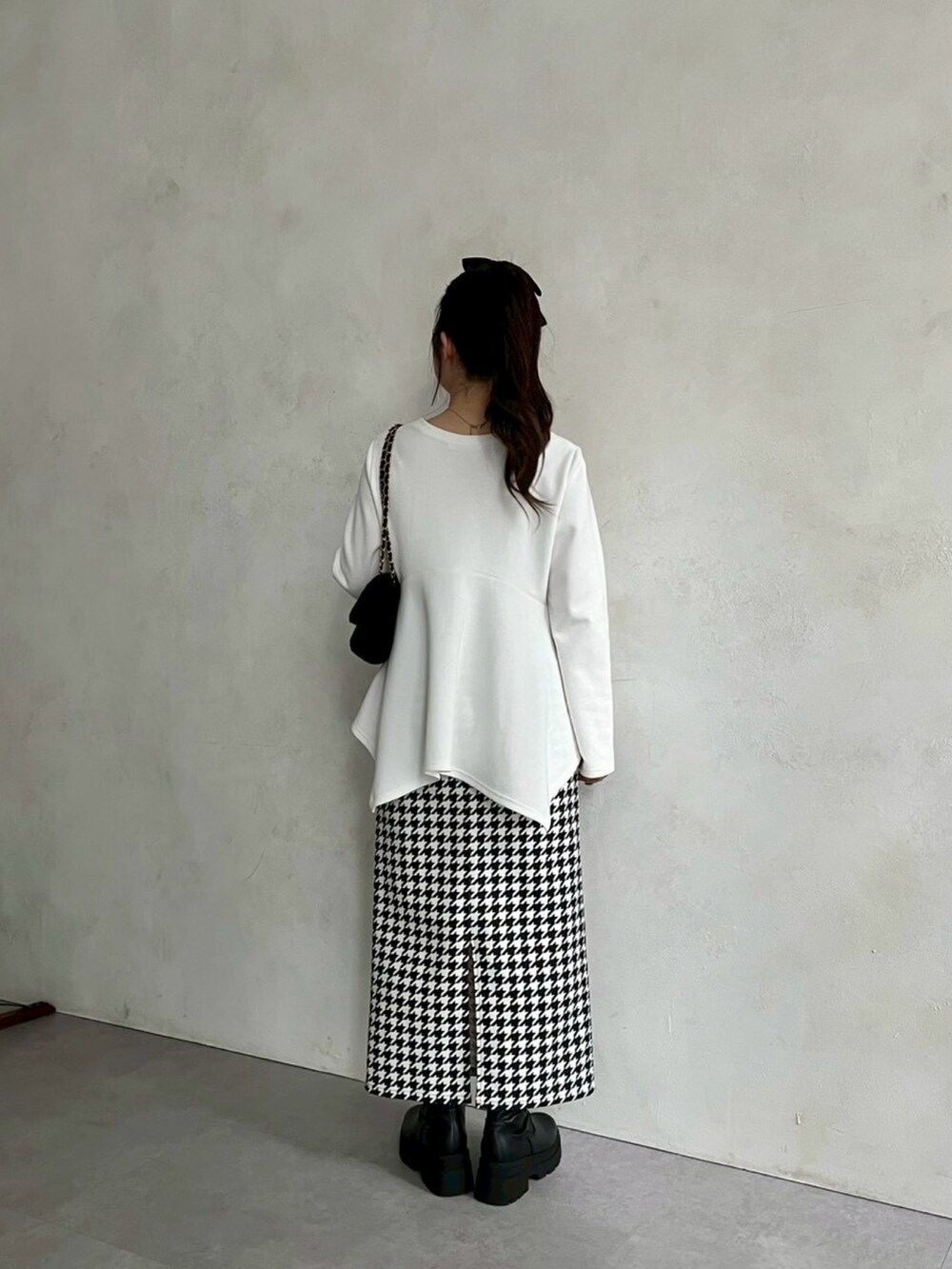 ホワイト系のTシャツ/カットソー、ブラック系のショルダーバッグ、ブラック系のスカートを着用したレディースの秋コーディネートの3枚目の写真