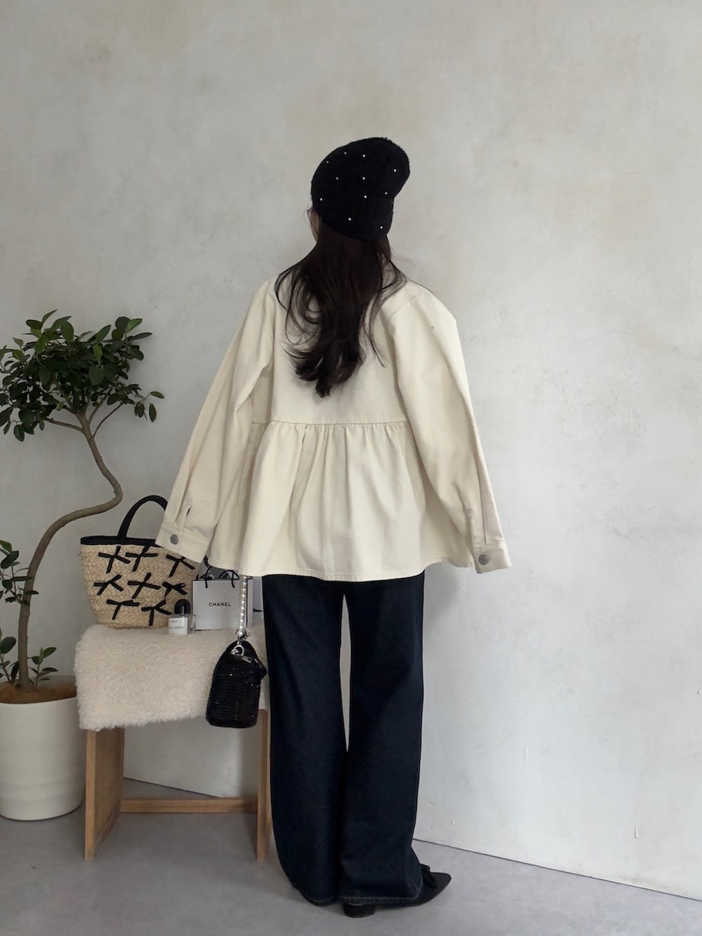 ホワイト系のブルゾン、ブラック系のパンプス、ホワイト系のTシャツ/カットソーを着用したレディースの春コーディネートの3枚目の写真