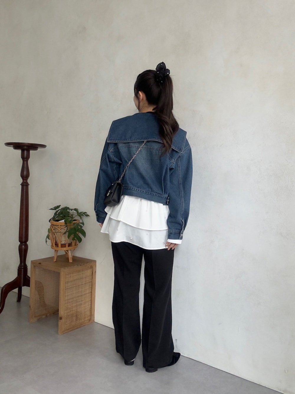 ブルー系のデニムジャケット、ブラック系のその他パンツ、ホワイト系のTシャツ/カットソーを着用したレディースの秋コーディネートの3枚目の写真