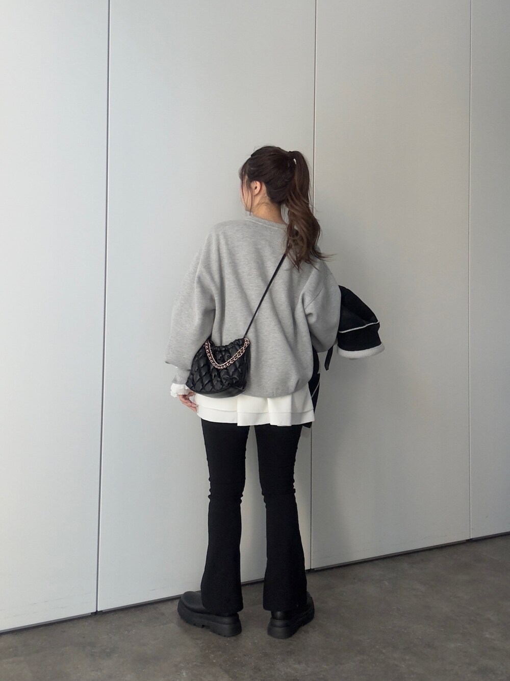 グレー系のTシャツ/カットソー、ブラック系のショルダーバッグ、ブラック系のその他パンツを着用したレディースの冬コーディネートの3枚目の写真