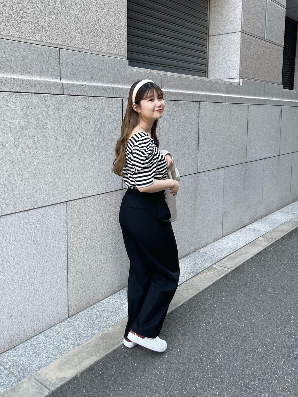 ホワイト系のTシャツ/カットソー、ゴールド系のネックレス、ゴールド系のネックレスを着用したレディースの春コーディネートの3枚目の写真