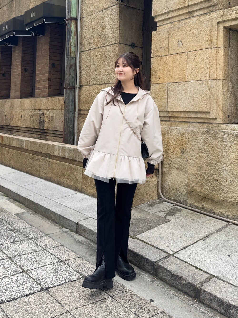 ブラック系のショルダーバッグ、ブラック系のTシャツ/カットソー、ホワイト系のキャミソールを着用したレディースの冬コーディネートの5枚目の写真