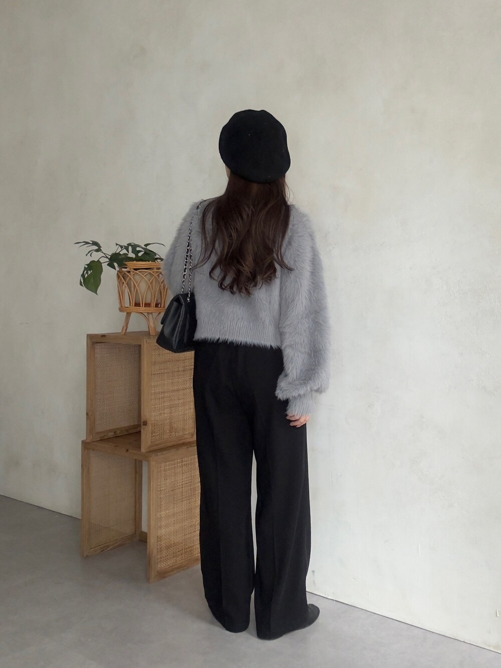 グレー系のカーディガン/ボレロ、ブラック系のスラックスを着用したレディースの秋コーディネートの3枚目の写真