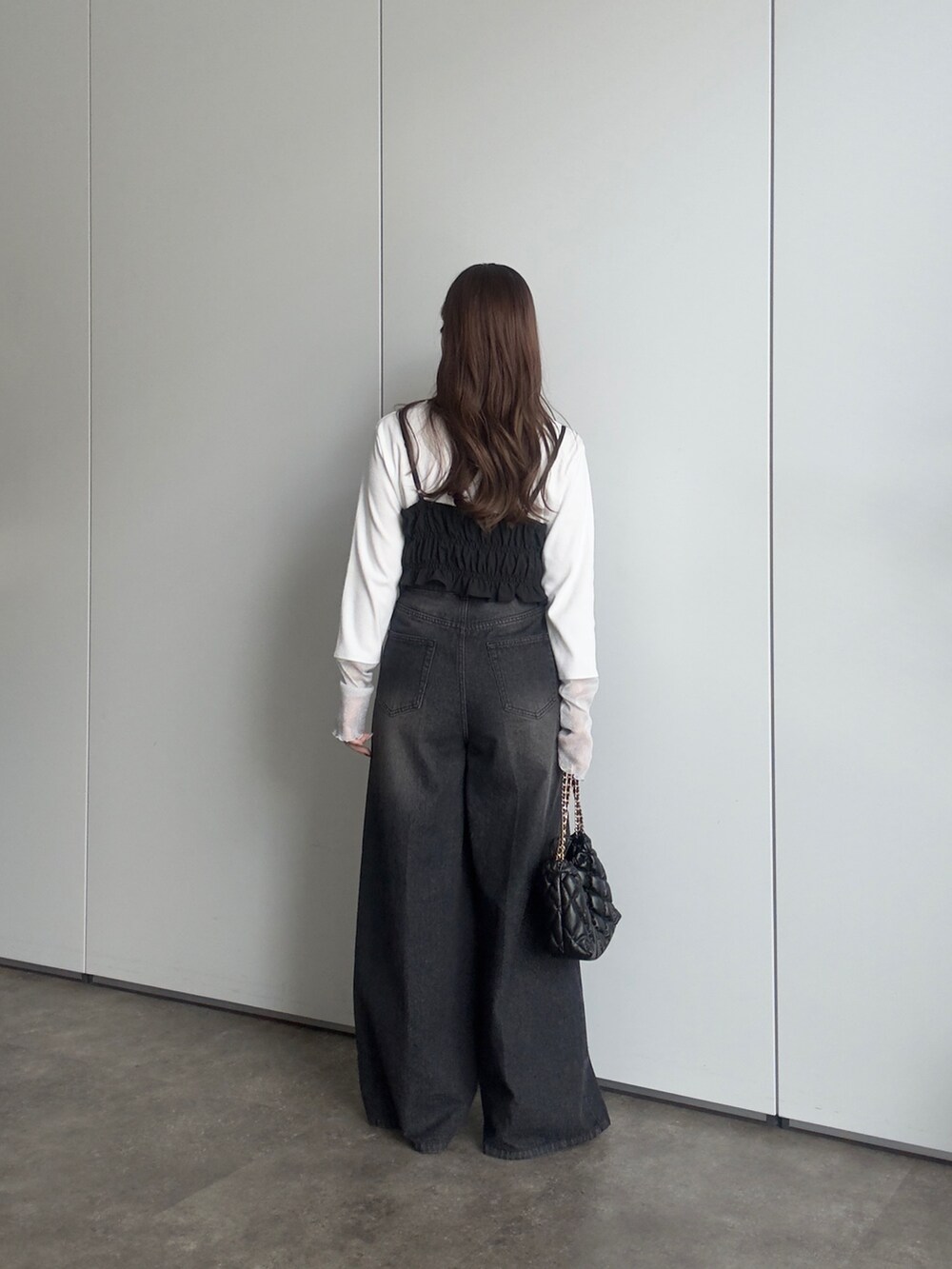 ホワイト系のTシャツ/カットソー、ホワイト系のシャツ/ブラウス、ブラック系のパンプスを着用したレディースの春コーディネートの3枚目の写真