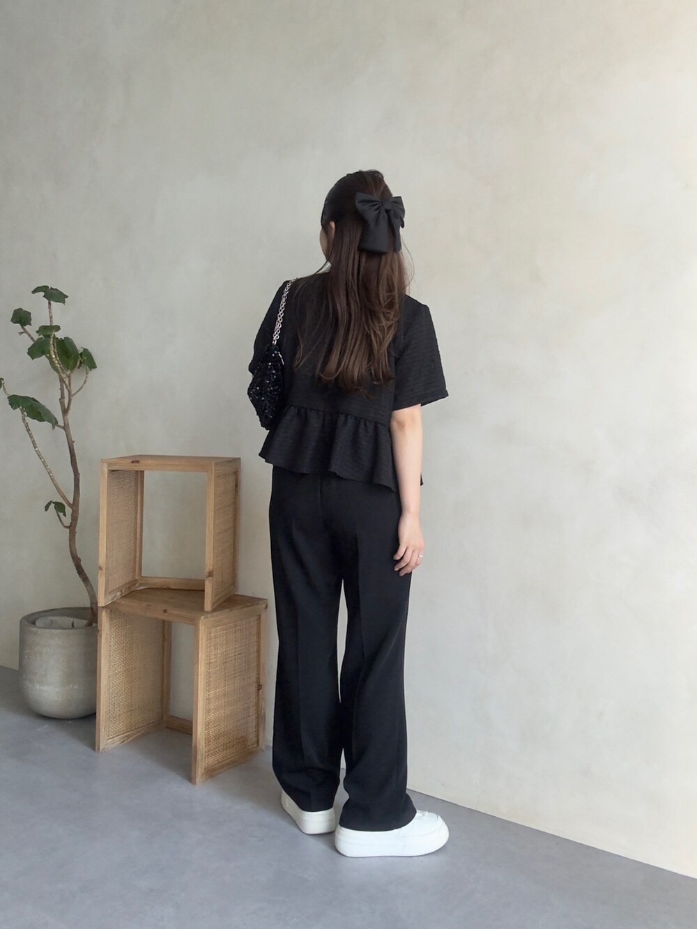 ブラック系のノーカラージャケット、ホワイト系のTシャツ/カットソー、ブラック系のその他パンツを着用したレディースの夏コーディネートの3枚目の写真